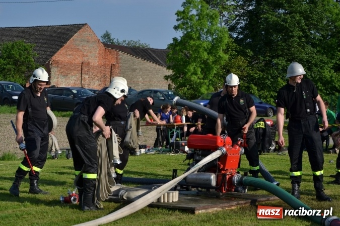 Zdjęcie w galerii na portalu naszraciborz.pl: Strażacy z Roszkowa z nowym rekordem na zawodach w Rudyszwałdzie wiadomości z regionu