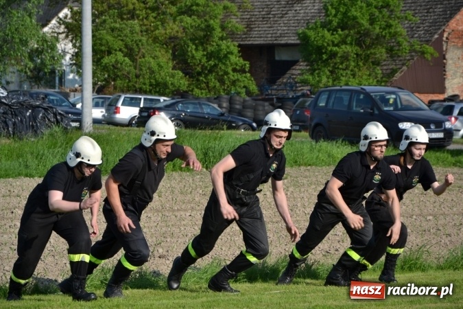 Zdjęcie w galerii na portalu naszraciborz.pl: Strażacy z Roszkowa z nowym rekordem na zawodach w Rudyszwałdzie wiadomości z regionu