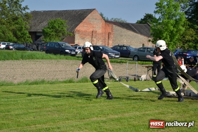 Zdjęcie w galerii na portalu naszraciborz.pl: Strażacy z Roszkowa z nowym rekordem na zawodach w Rudyszwałdzie wiadomości z regionu