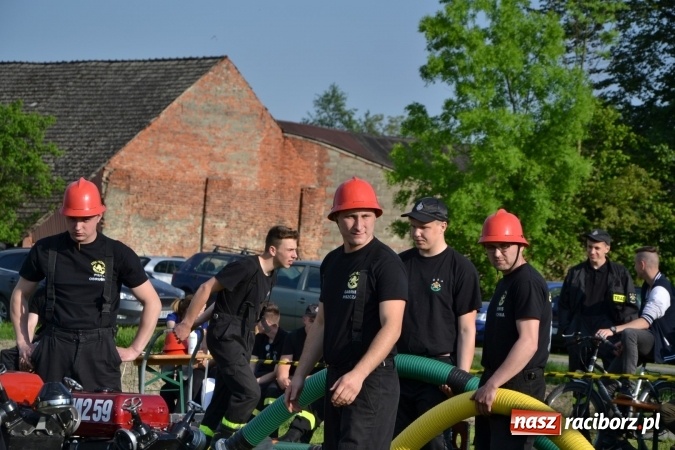 Zdjęcie w galerii na portalu naszraciborz.pl: Strażacy z Roszkowa z nowym rekordem na zawodach w Rudyszwałdzie wiadomości z regionu