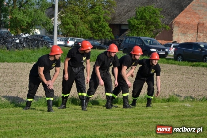 Zdjęcie w galerii na portalu naszraciborz.pl: Strażacy z Roszkowa z nowym rekordem na zawodach w Rudyszwałdzie wiadomości z regionu