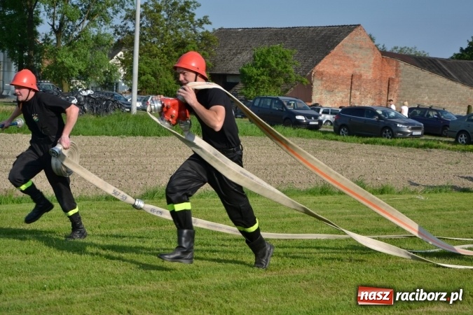 Zdjęcie w galerii na portalu naszraciborz.pl: Strażacy z Roszkowa z nowym rekordem na zawodach w Rudyszwałdzie wiadomości z regionu