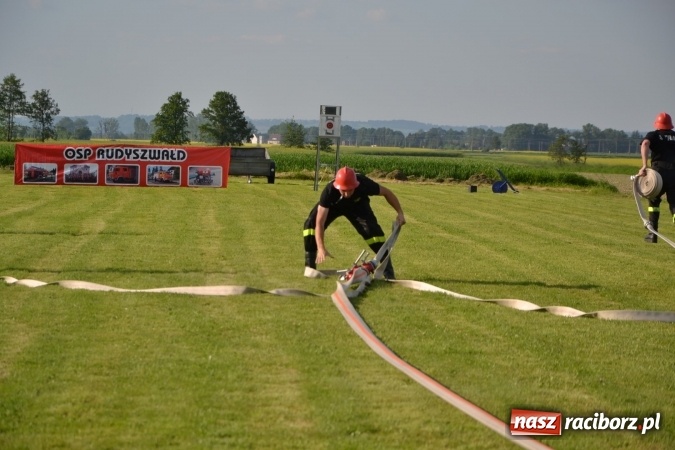 Zdjęcie w galerii na portalu naszraciborz.pl: Strażacy z Roszkowa z nowym rekordem na zawodach w Rudyszwałdzie wiadomości z regionu