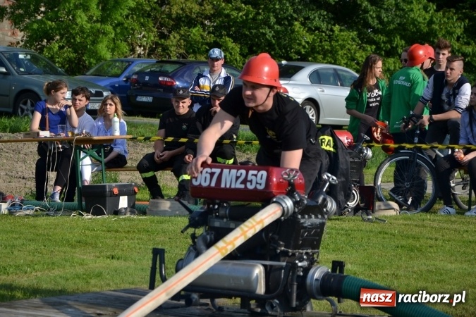 Zdjęcie w galerii na portalu naszraciborz.pl: Strażacy z Roszkowa z nowym rekordem na zawodach w Rudyszwałdzie wiadomości z regionu