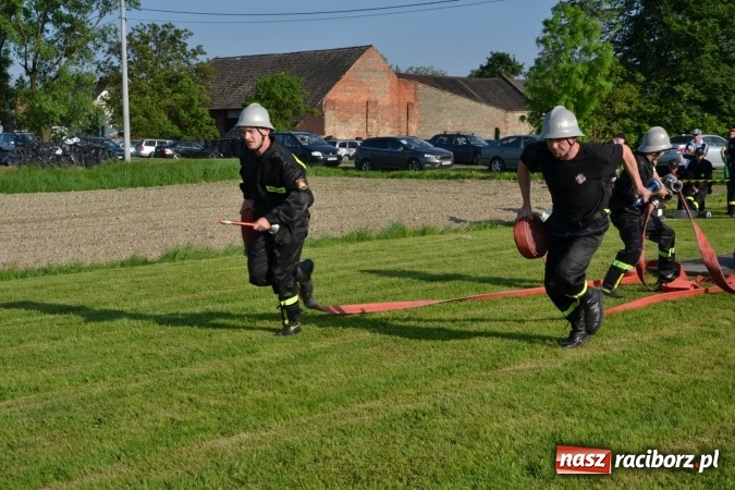 Zdjęcie w galerii na portalu naszraciborz.pl: Strażacy z Roszkowa z nowym rekordem na zawodach w Rudyszwałdzie wiadomości z regionu