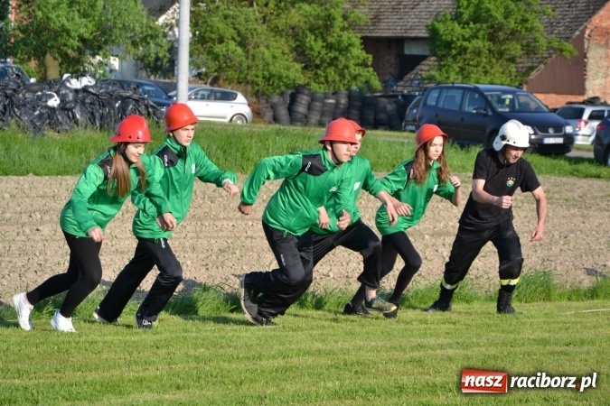 Zdjęcie w galerii na portalu naszraciborz.pl: Strażacy z Roszkowa z nowym rekordem na zawodach w Rudyszwałdzie wiadomości z regionu