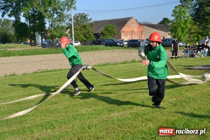 Zdjęcie w galerii na portalu naszraciborz.pl: Strażacy z Roszkowa z nowym rekordem na zawodach w Rudyszwałdzie wiadomości z regionu
