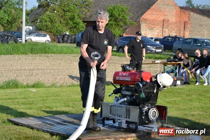 Zdjęcie w galerii na portalu naszraciborz.pl: Strażacy z Roszkowa z nowym rekordem na zawodach w Rudyszwałdzie wiadomości z regionu