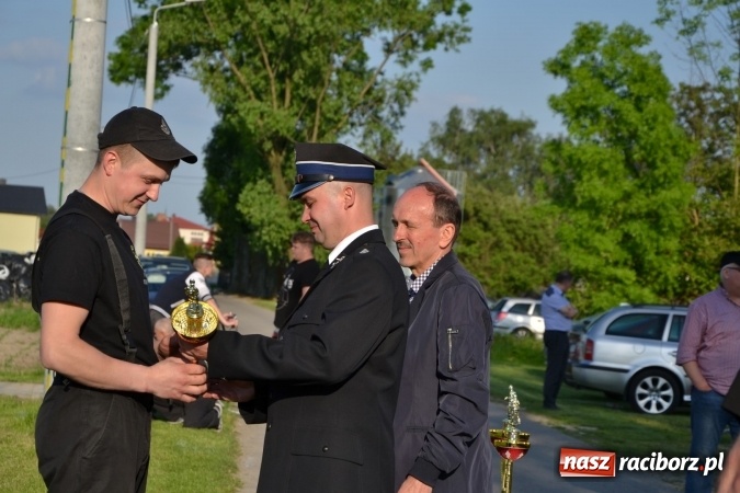 Zdjęcie w galerii na portalu naszraciborz.pl: Strażacy z Roszkowa z nowym rekordem na zawodach w Rudyszwałdzie wiadomości z regionu