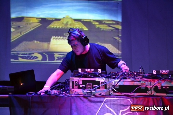 Zdjęcie w galerii na portalu naszraciborz.pl: Zlot fanów zespołu The Prodigy na Zamku Piastowskim wiadomości z regionu