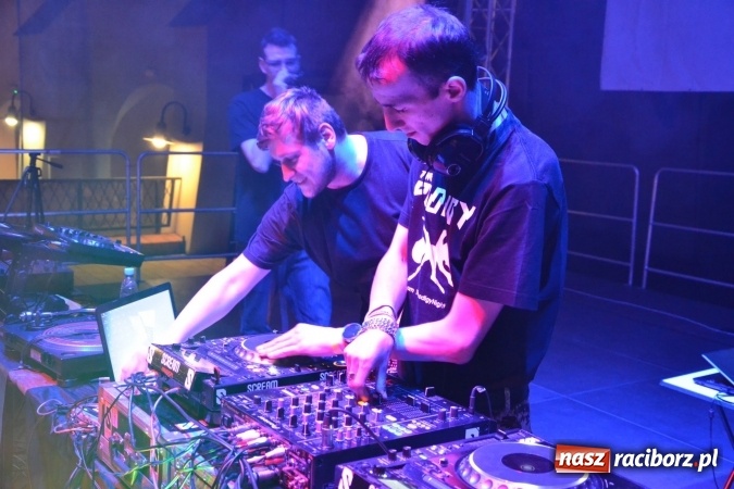 Zdjęcie w galerii na portalu naszraciborz.pl: Zlot fanów zespołu The Prodigy na Zamku Piastowskim wiadomości z regionu