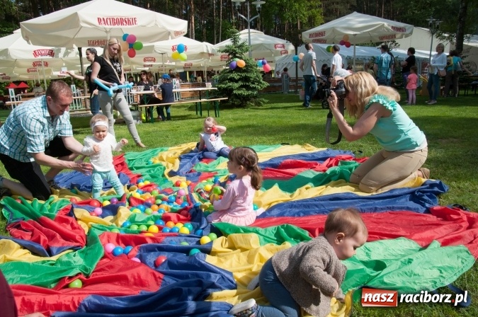 Zdjęcie w galerii na portalu naszraciborz.pl: Rodzinna Olimpiada z okazji Dnia Dziecka. Pracownicy SGL Carbon na pikniku w Aquabrax Szymocice wiadomości z regionu