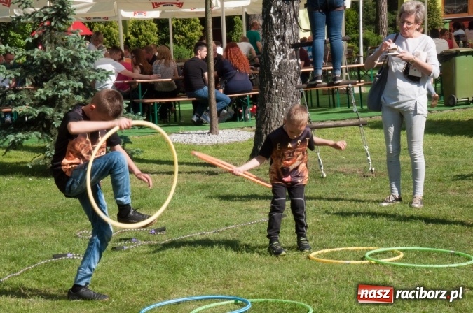 Zdjęcie w galerii na portalu naszraciborz.pl: Rodzinna Olimpiada z okazji Dnia Dziecka. Pracownicy SGL Carbon na pikniku w Aquabrax Szymocice wiadomości z regionu