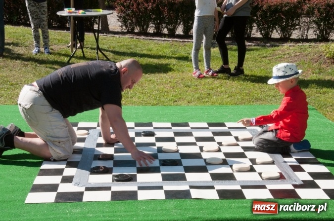 Zdjęcie w galerii na portalu naszraciborz.pl: Rodzinna Olimpiada z okazji Dnia Dziecka. Pracownicy SGL Carbon na pikniku w Aquabrax Szymocice wiadomości z regionu
