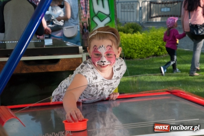 Zdjęcie w galerii na portalu naszraciborz.pl: Rodzinna Olimpiada z okazji Dnia Dziecka. Pracownicy SGL Carbon na pikniku w Aquabrax Szymocice wiadomości z regionu