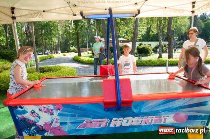 Zdjęcie w galerii na portalu naszraciborz.pl: Rodzinna Olimpiada z okazji Dnia Dziecka. Pracownicy SGL Carbon na pikniku w Aquabrax Szymocice wiadomości z regionu