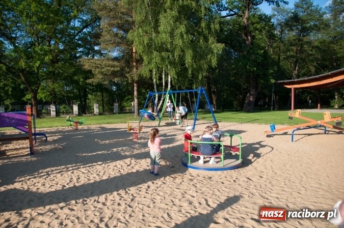 Zdjęcie w galerii na portalu naszraciborz.pl: Rodzinna Olimpiada z okazji Dnia Dziecka. Pracownicy SGL Carbon na pikniku w Aquabrax Szymocice wiadomości z regionu