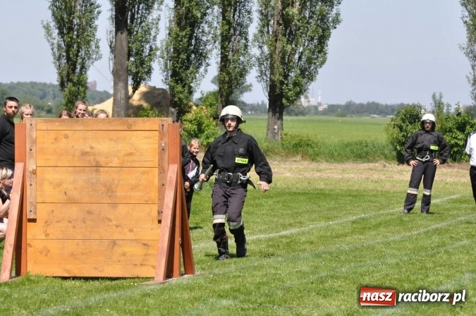 Zdjęcie w galerii na portalu naszraciborz.pl: Strażacy z Borucina mistrzami gminy Krzanowice w zawodach sportowo-pożarniczych. Trzy puchary dla Pietraszyna  wiadomości z regionu
