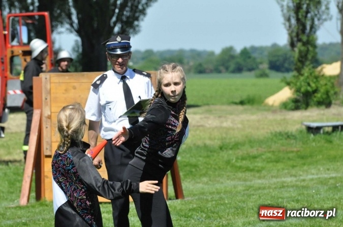 Zdjęcie w galerii na portalu naszraciborz.pl: Strażacy z Borucina mistrzami gminy Krzanowice w zawodach sportowo-pożarniczych. Trzy puchary dla Pietraszyna  wiadomości z regionu