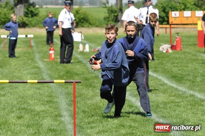 Zdjęcie w galerii na portalu naszraciborz.pl: Strażacy z Borucina mistrzami gminy Krzanowice w zawodach sportowo-pożarniczych. Trzy puchary dla Pietraszyna  wiadomości z regionu