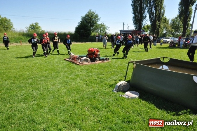 Zdjęcie w galerii na portalu naszraciborz.pl: Strażacy z Borucina mistrzami gminy Krzanowice w zawodach sportowo-pożarniczych. Trzy puchary dla Pietraszyna  wiadomości z regionu