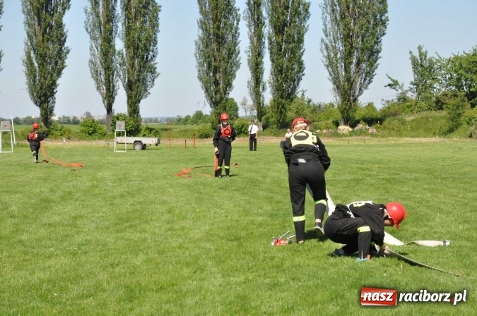 Zdjęcie w galerii na portalu naszraciborz.pl: Strażacy z Borucina mistrzami gminy Krzanowice w zawodach sportowo-pożarniczych. Trzy puchary dla Pietraszyna  wiadomości z regionu