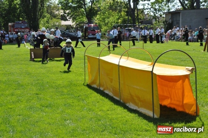 Zdjęcie w galerii na portalu naszraciborz.pl: Strażacy z Borucina mistrzami gminy Krzanowice w zawodach sportowo-pożarniczych. Trzy puchary dla Pietraszyna  wiadomości z regionu