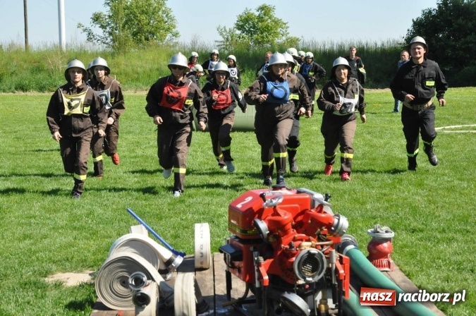 Zdjęcie w galerii na portalu naszraciborz.pl: Strażacy z Borucina mistrzami gminy Krzanowice w zawodach sportowo-pożarniczych. Trzy puchary dla Pietraszyna  wiadomości z regionu
