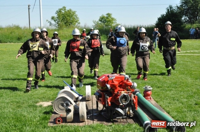 Zdjęcie w galerii na portalu naszraciborz.pl: Strażacy z Borucina mistrzami gminy Krzanowice w zawodach sportowo-pożarniczych. Trzy puchary dla Pietraszyna  wiadomości z regionu