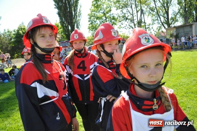 Zdjęcie w galerii na portalu naszraciborz.pl: Strażacy z Borucina mistrzami gminy Krzanowice w zawodach sportowo-pożarniczych. Trzy puchary dla Pietraszyna  wiadomości z regionu