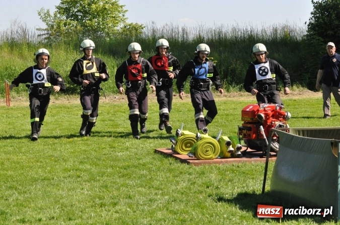 Zdjęcie w galerii na portalu naszraciborz.pl: Strażacy z Borucina mistrzami gminy Krzanowice w zawodach sportowo-pożarniczych. Trzy puchary dla Pietraszyna  wiadomości z regionu