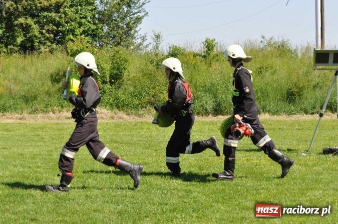 Zdjęcie w galerii na portalu naszraciborz.pl: Strażacy z Borucina mistrzami gminy Krzanowice w zawodach sportowo-pożarniczych. Trzy puchary dla Pietraszyna  wiadomości z regionu