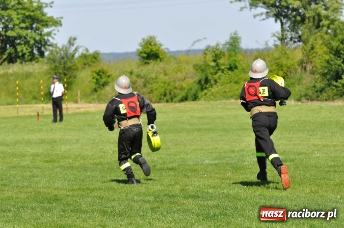 Zdjęcie w galerii na portalu naszraciborz.pl: Strażacy z Borucina mistrzami gminy Krzanowice w zawodach sportowo-pożarniczych. Trzy puchary dla Pietraszyna  wiadomości z regionu