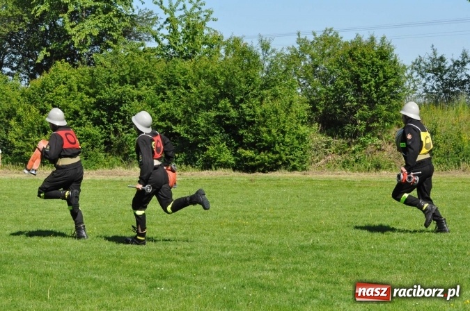 Zdjęcie w galerii na portalu naszraciborz.pl: Strażacy z Borucina mistrzami gminy Krzanowice w zawodach sportowo-pożarniczych. Trzy puchary dla Pietraszyna  wiadomości z regionu