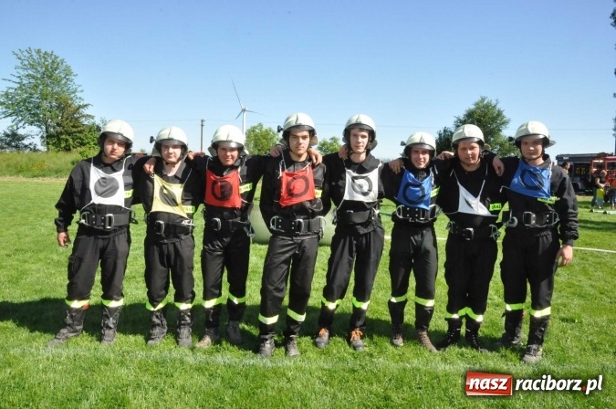 Zdjęcie w galerii na portalu naszraciborz.pl: Strażacy z Borucina mistrzami gminy Krzanowice w zawodach sportowo-pożarniczych. Trzy puchary dla Pietraszyna  wiadomości z regionu