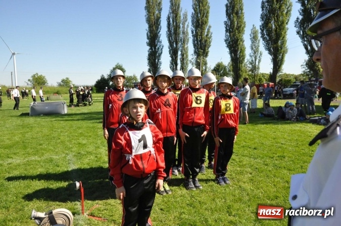 Zdjęcie w galerii na portalu naszraciborz.pl: Strażacy z Borucina mistrzami gminy Krzanowice w zawodach sportowo-pożarniczych. Trzy puchary dla Pietraszyna  wiadomości z regionu