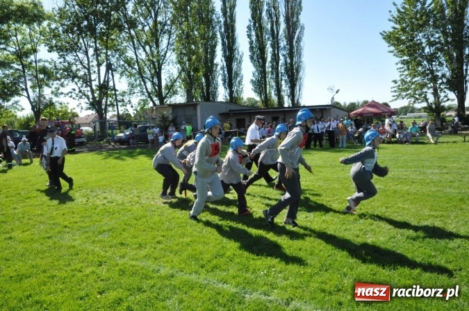 Zdjęcie w galerii na portalu naszraciborz.pl: Strażacy z Borucina mistrzami gminy Krzanowice w zawodach sportowo-pożarniczych. Trzy puchary dla Pietraszyna  wiadomości z regionu