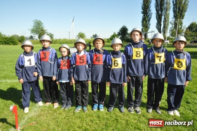 Zdjęcie w galerii na portalu naszraciborz.pl: Strażacy z Borucina mistrzami gminy Krzanowice w zawodach sportowo-pożarniczych. Trzy puchary dla Pietraszyna  wiadomości z regionu