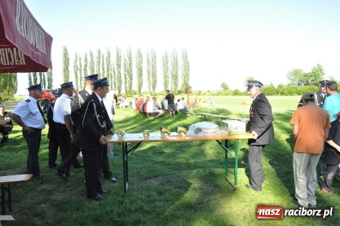 Zdjęcie w galerii na portalu naszraciborz.pl: Strażacy z Borucina mistrzami gminy Krzanowice w zawodach sportowo-pożarniczych. Trzy puchary dla Pietraszyna  wiadomości z regionu