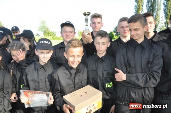 Zdjęcie w galerii na portalu naszraciborz.pl: Strażacy z Borucina mistrzami gminy Krzanowice w zawodach sportowo-pożarniczych. Trzy puchary dla Pietraszyna  wiadomości z regionu