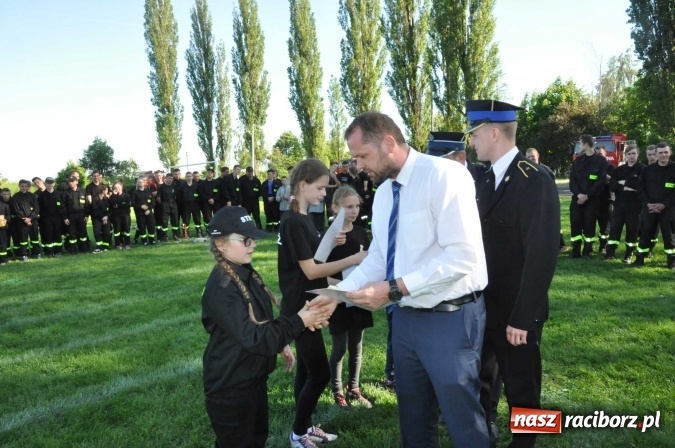 Zdjęcie w galerii na portalu naszraciborz.pl: Strażacy z Borucina mistrzami gminy Krzanowice w zawodach sportowo-pożarniczych. Trzy puchary dla Pietraszyna  wiadomości z regionu
