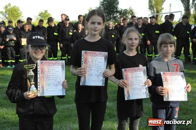 Zdjęcie w galerii na portalu naszraciborz.pl: Strażacy z Borucina mistrzami gminy Krzanowice w zawodach sportowo-pożarniczych. Trzy puchary dla Pietraszyna  wiadomości z regionu