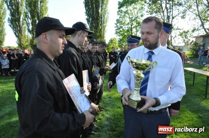 Zdjęcie w galerii na portalu naszraciborz.pl: Strażacy z Borucina mistrzami gminy Krzanowice w zawodach sportowo-pożarniczych. Trzy puchary dla Pietraszyna  wiadomości z regionu
