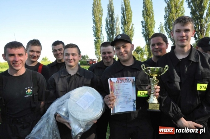 Zdjęcie w galerii na portalu naszraciborz.pl: Strażacy z Borucina mistrzami gminy Krzanowice w zawodach sportowo-pożarniczych. Trzy puchary dla Pietraszyna  wiadomości z regionu
