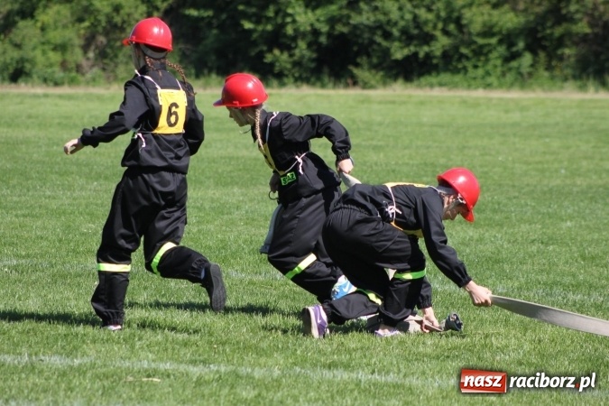 Zdjęcie w galerii na portalu naszraciborz.pl: Strażacy z Borucina mistrzami gminy Krzanowice w zawodach sportowo-pożarniczych. Trzy puchary dla Pietraszyna  wiadomości z regionu