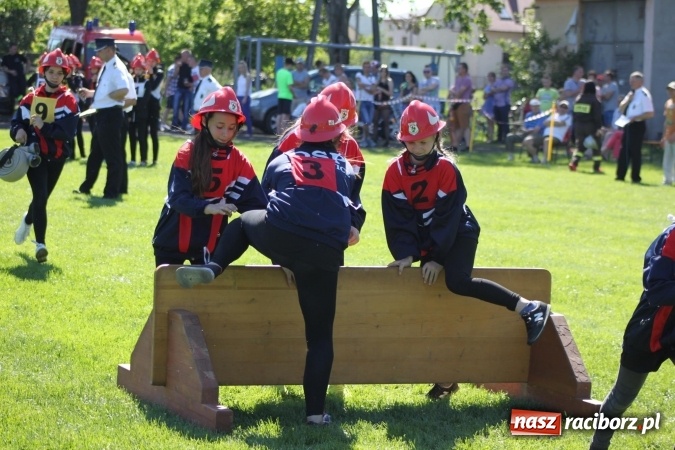 Zdjęcie w galerii na portalu naszraciborz.pl: Strażacy z Borucina mistrzami gminy Krzanowice w zawodach sportowo-pożarniczych. Trzy puchary dla Pietraszyna  wiadomości z regionu