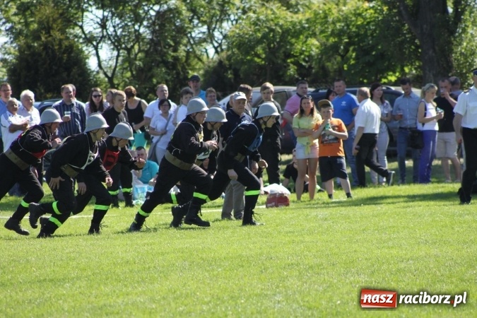 Zdjęcie w galerii na portalu naszraciborz.pl: Strażacy z Borucina mistrzami gminy Krzanowice w zawodach sportowo-pożarniczych. Trzy puchary dla Pietraszyna  wiadomości z regionu