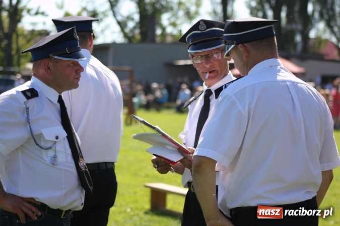 Zdjęcie w galerii na portalu naszraciborz.pl: Strażacy z Borucina mistrzami gminy Krzanowice w zawodach sportowo-pożarniczych. Trzy puchary dla Pietraszyna  wiadomości z regionu