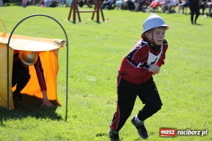 Zdjęcie w galerii na portalu naszraciborz.pl: Strażacy z Borucina mistrzami gminy Krzanowice w zawodach sportowo-pożarniczych. Trzy puchary dla Pietraszyna  wiadomości z regionu