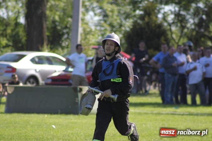Zdjęcie w galerii na portalu naszraciborz.pl: Strażacy z Borucina mistrzami gminy Krzanowice w zawodach sportowo-pożarniczych. Trzy puchary dla Pietraszyna  wiadomości z regionu